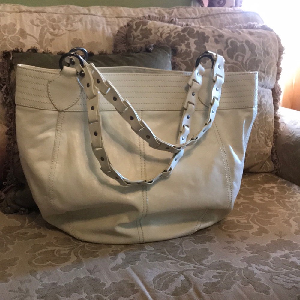 EUC Francesco Biasia off-wht bucket shoulder bag.